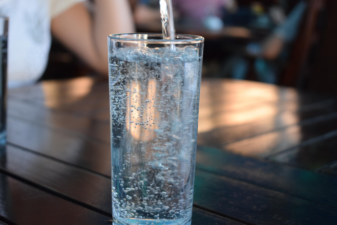Glas mit Trinkwasser  